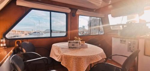Poblats Maritims Alquiler De Eote | Barco muy espacioso con dos terrazas Valencia CENTRO!