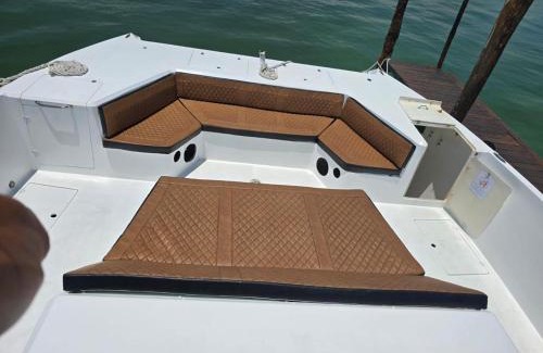 Centro de Cancún Alquiler De Eote | Barco privado de lujo para tu familia y amigos en Cancun-isla mujeres