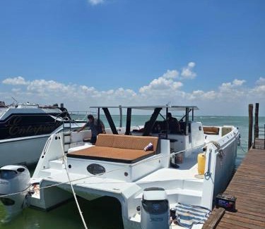 Centro de Cancún Alquiler De Eote | Barco privado de lujo para tu familia y amigos en Cancun-isla mujeres