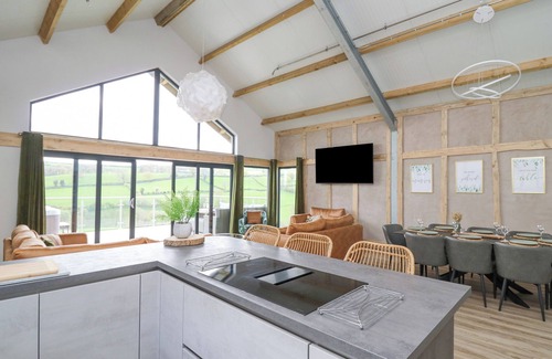 Kingswood Cabaña | BARCUD COCH - RED KITE, pet friendly, with hot tub in Garthmyl