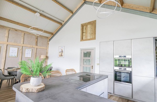Kingswood Cabaña | BARCUD COCH - RED KITE, pet friendly, with hot tub in Garthmyl