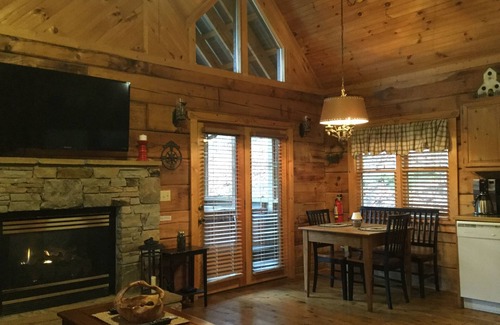 Sevierville Cabina | "Bare Feet Cabin" A Cozy❤️ Escapada romántica WiFi gratis / Bañera de hidromasaje / Bañera de hidromasaje / Chimenea