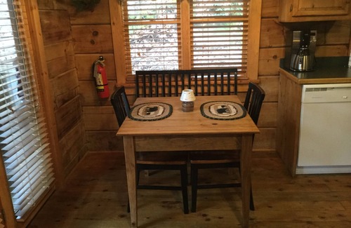 Sevierville Cabina | "Bare Feet Cabin" A Cozy❤️ Escapada romántica WiFi gratis / Bañera de hidromasaje / Bañera de hidromasaje / Chimenea