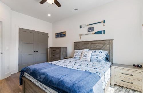 Winchester Casa | Barefoot Breeze wPool Fireplace