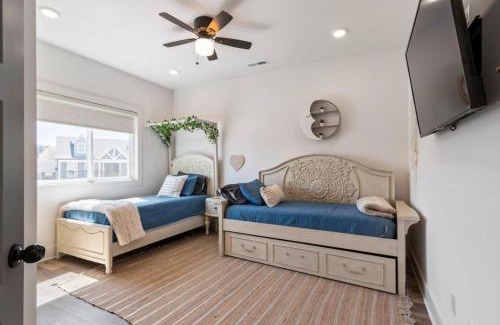 Winchester Casa | Barefoot Breeze wPool Fireplace