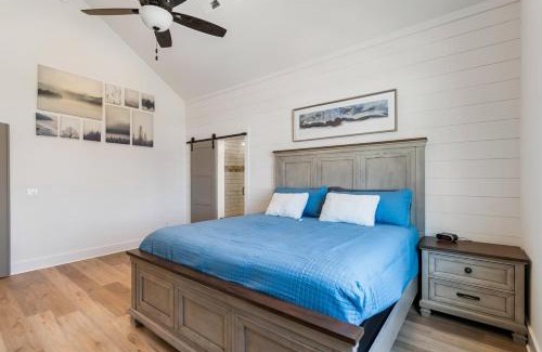 Winchester Casa | Barefoot Breeze wPool Fireplace