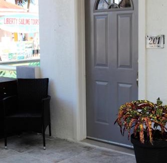 Cayo Corker Hotel | Barefoot Caye Caulker Hotel