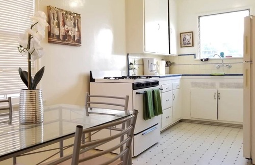 Pico - Robertson Apartamento | Bargain Beverly Hills - 2 bedroom apartment near La Cienega Park Beverly Hills