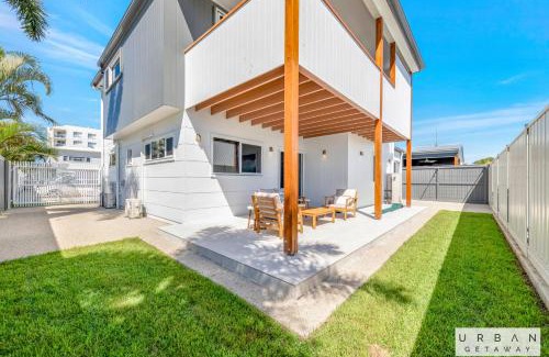 Bargara Casa | Bargara Coastal Luxe Aircon, Outside Pet, Sleeps 8
