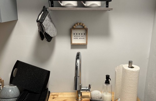 Sunset Park Apartamento | Barking Allowed! Pet friendly studio, located right next to dog spa!