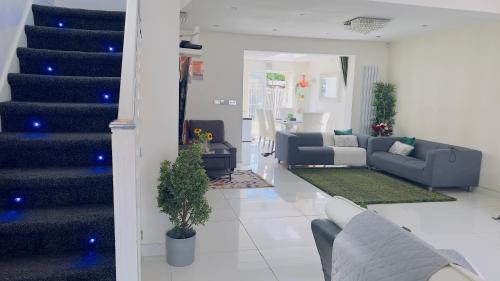 Longbridge Casa | Barking Haven Retreat - Airport - Parking - Train Station