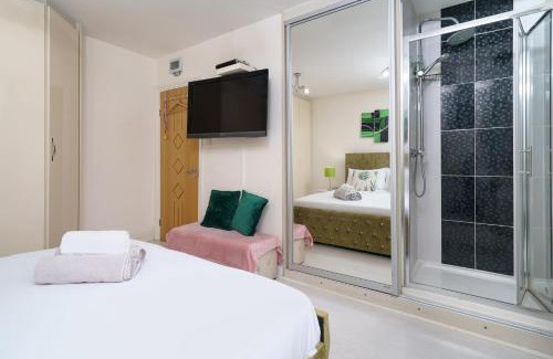 Longbridge Casa | Barking Haven Retreat - Airport - Parking - Train Station