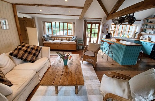Eype Casa | Barn annex, 10 mins walk to the beach, swimming pool, great views and local pub