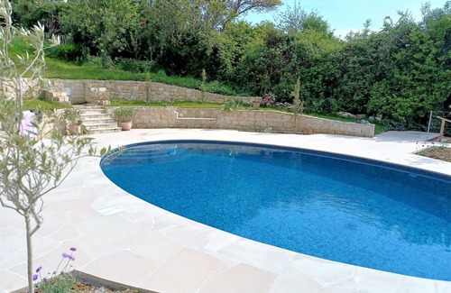 Eype Casa | Barn annex, 10 mins walk to the beach, swimming pool, great views and local pub