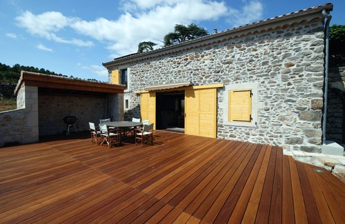 Lachapelle-sous-Aubenas Casa | Granero completamente renovado y con aire acondicionado en una antigua granja.