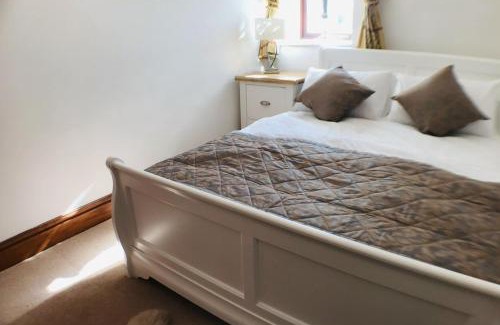 Cauldon Low Casa | Barn Conversion - Sleeps 4 - Pet friendly - Garden