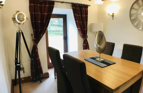 Cauldon Low Casa | Barn Conversion - Sleeps 4 - Pet friendly - Garden