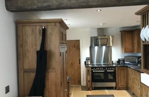 Winkhill Casa | Barn Conversion - Sleeps 4 - Pet friendly - Garden