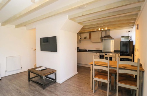 Frome Cabaña | BARN COTTAGE, character holiday cottage, with pool in Frome