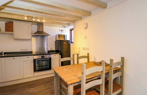 Frome Cabaña | BARN COTTAGE, character holiday cottage, with pool in Frome