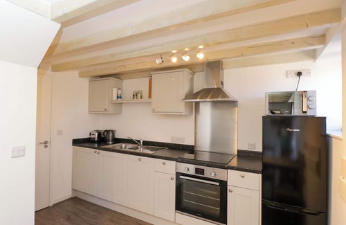 Frome Cabaña | BARN COTTAGE, character holiday cottage, with pool in Frome