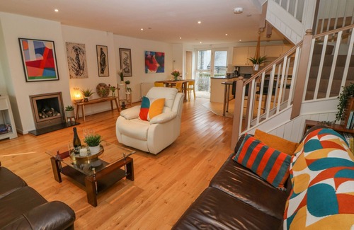 Newborough Casa | BARN END, 9 STAD CLYNNOG, pet friendly, with a garden in Newborough