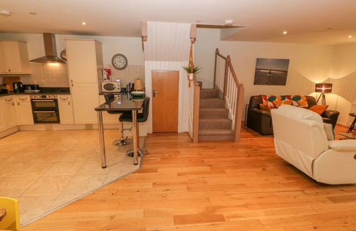 Newborough Casa | BARN END, 9 STAD CLYNNOG, pet friendly, with a garden in Newborough