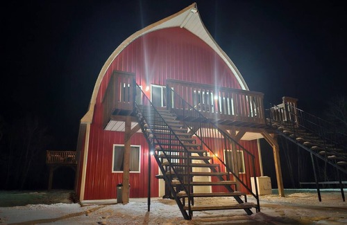Division No. 16 Casa | Barn In The Bush- Room 2 Lower level 2 queen beds