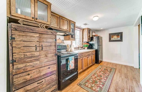 Canton Casa | Barn on five acres & lake