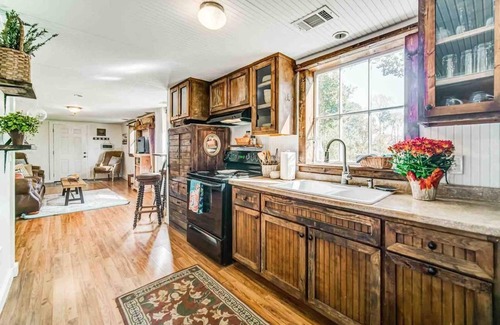 Canton Casa | Barn on five acres & lake