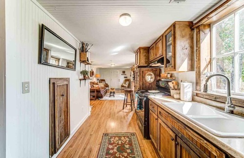 Canton Casa | Barn on five acres & lake