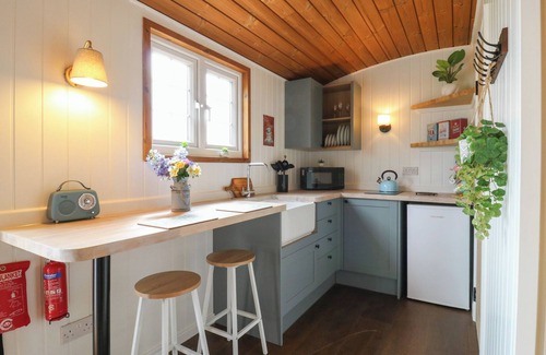 Cambridge Cabaña | BARN OWL, pet friendly, with hot tub in Bottisham
