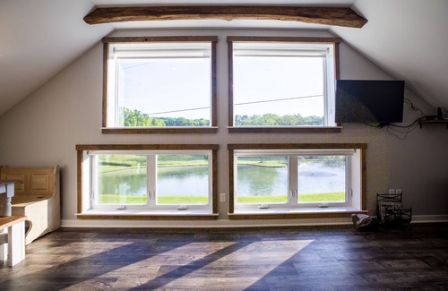 Stewartstown Casa | Barn Retreat with hot tub and patio!