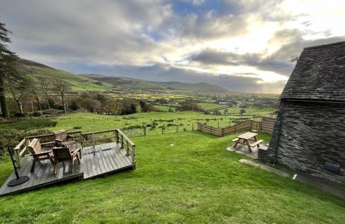 Bryn-crug Casa | Barn Retreat with Valley Views & Onsite Dog Field