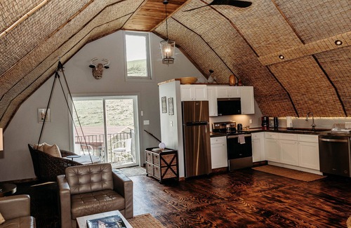 Sugar Grove Cabina | Barn Vibes: Hot Tub, Tube Slide, Fishing Pond & Petting Zoo?