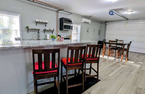 Andrews Cabina | Barndomenium 60 acre retreat *New Listing*