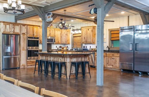 Helen Casa | Barndominium near Helen - Pickleball and More!