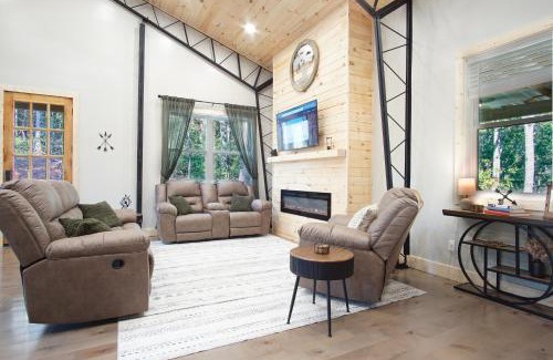 Franklin Casa | Barndominium With Hot tub and Deck