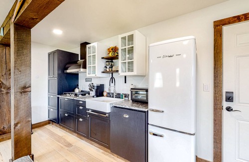 Waterbury Center Apartamento | Barnhouse suite with shared hot tub & private W/D - near year-round recreation