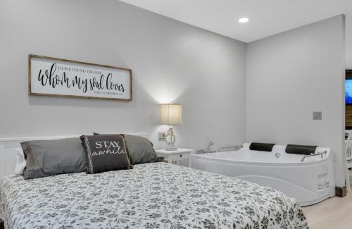 Berlin Apartamento | Barnwood Suite - Main Street Lodge in Berlin