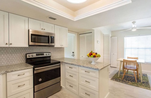 Vineyards Condominio | Barolo: Cozy 2-BR Condo with Lake & Golf Views. Enjoy the Tranquil Setting in North Naples with Community Pool, Spa, and Biking Paths. Close to Vineyards Country Club, Shopping, Dining and Beaches!