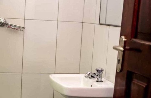 Kajansi Hotel | Baron Guest House