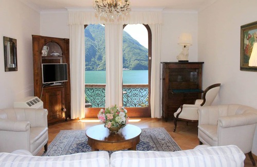 Castagnola Apartamento | Barony "Violetta" cerca del lago Castagnola, piscina, aire acondicionado, estacionamiento