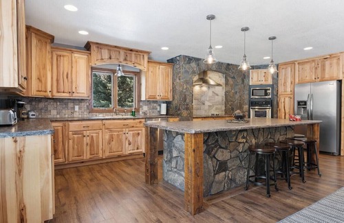Custer Cabina | Barrel Springs ★ Secluded Stay in a Wonderful Creekside Getaway ★