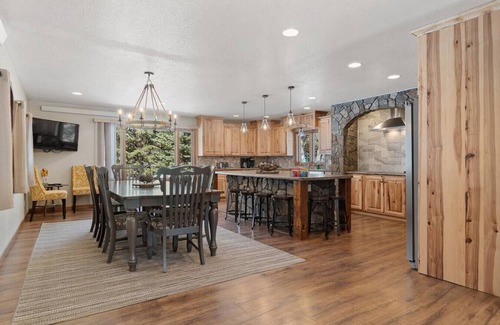Custer Cabina | Barrel Springs ★ Secluded Stay in a Wonderful Creekside Getaway ★