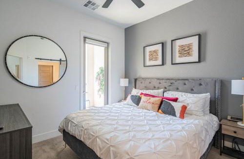 North Scottsdale Apartamento | Barrett Jackson-Private Patio-King Bed-Games -Roku Tv 4003