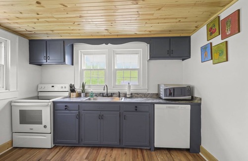 Jefferson Casa | Barrett Place, 3BR, 1 Bath, Gem of Jefferson, NC 5 Minutes to West Jefferson