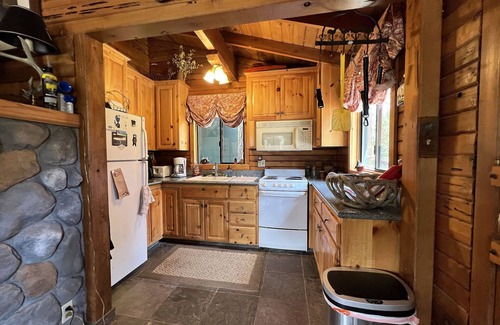 Sunnyside Cabina | Barrick Cabin - 2 bedroom, 1 bath - large deck