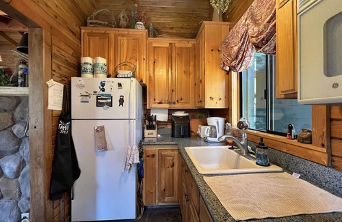 Sunnyside Cabina | Barrick Cabin - 2 bedroom, 1 bath - large deck