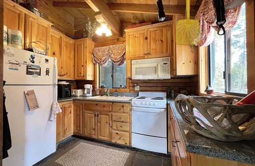Sunnyside Cabina | Barrick Cabin - 2 bedroom, 1 bath - large deck